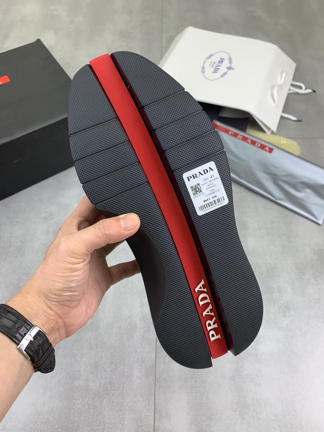 Men's shoes 💰P600💰[New model] The top version is available on the official website, 🆘 The trendy brand (Prada) mainly promotes the popular model, avant-garde and versatile fashionable men's shoes, private version mold opening, cowhide surface splicing 1:1.. Fashionable and simple, original imported cowhide lining cowhide feet; the atmosphere and personality are more fashionable, eye-catching and pursuing class. It will subvert the old idea and be a must-have for fashion trendsetters with you! Must keep it for yourself! Tall and comfortable, large and low, high-end quality workmanship. The new high-end outsole on the official website. Size: 38-45. Available in black and white.